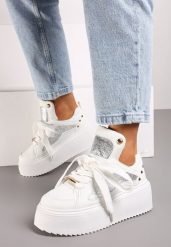 Białe Sneakersy na Platformie Ozdobione Nitami i Metalicznymi Elementami Azista. Białe obuwie sportowe damskie Renee, z jeansu, bez zapięcia. Za 99.99 zł.