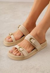 Beżowe Klapki z Dwoma Paskami i Klamrami Cevinra. Brązowe klapki damskie Born2be, bez wzorów, bez obcasa, na płaskiej podeszwie, bez zapięcia. Za 79.99 zł.