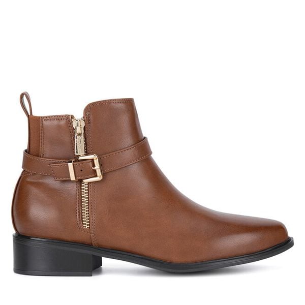 Botki Clara Barson. Brązowe botki damskie Clara Barson, bez obcasa, na płaskiej podeszwie, bez zapięcia. Za 149.99 zł.