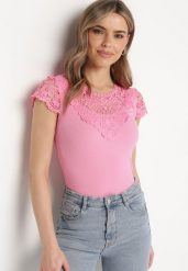 Różowy Prążkowany T-shirt z Koronkową Wstawką Glilama. Czerwone t-shirty damskie Born2be, m, z aplikacjami, z koronki, bez kołnierzyka. Za 39.99 zł.