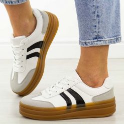 Białe sneakersy damskie Jezzi News 6769. Białe obuwie sportowe damskie Jezzi, na jesień, z dresówki, bez zapięcia, trekkingowe. Za 129.00 zł.