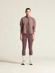 Craft Essence Wind Jacket 2 W – lekka kurtka wiatroodporna. Czerwone kurtki damskie Craft, s, bez wzorów, z elastanu, bez kaptura. Za 378.90 zł.