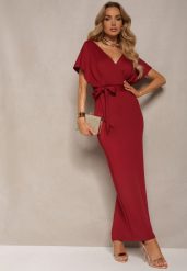 Bordowa Sukienka Koktajlowa z Trójkątnym Dekoltem i Materiałowym Paskiem z Rozcięciem Wilni. Czerwone sukienki damskie Renee, bez wzorów, z materiału, eleganckie, bez ramiączek. W wyprzedaży za 111.99 zł.