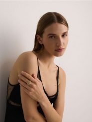 Fakturowany pierścionek - złoty. Żółte pierścionki damskie Reserved, złote. W wyprzedaży za 29.99 zł.