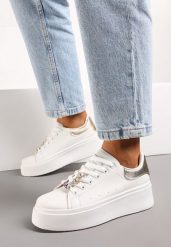 Biało-Złote Sneakersy na Platformie z Biżuteryjnymi Aplikacjami na Sznurówkach Noonia. Białe obuwie sportowe damskie Born2be, z jeansu, bez zapięcia. Za 89.99 zł.