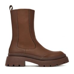 Botki DeeZee. Brązowe botki damskie DeeZee, bez obcasa, na płaskiej podeszwie, bez zapięcia. Za 179.99 zł.