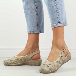 Beżowe skórzane ażurowe Polskie sandały damskie Gregors 952. Brązowe sandały damskie GREGORS, w ażurowe wzory, z jeansu, z okrągłym noskiem, bez obcasa, na koturnie, bez zapięcia. Za 369.00 zł.