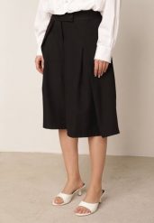 Czarne Garniturowe Szorty Eleganckie z Szerokimi Nogawkami i Zaszewkami Artessa. Czarne szorty damskie Born2be, bez wzorów. Za 119.99 zł.