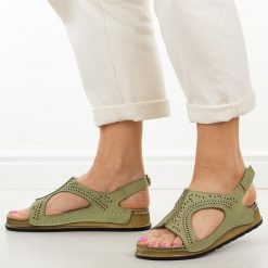 J. Zielone skórzane sandały damskie T.Sokolski 321. Zielone sandały damskie Sokolski, bez wzorów, ze skóry, bez obcasa, na płaskiej podeszwie, bez zapięcia. Za 269.00 zł.