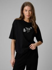 4F T-shirt regular z nadrukiem damski - czarny S. Czarne t-shirty damskie 4F, s, bez wzorów, z dzianiny, bez kołnierzyka. Za 79.99 zł.