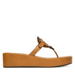 Japonki Tory Burch. Brązowe klapki damskie Tory Burch, bez wzorów, bez obcasa, bez zapięcia. Za 1,419.00 zł.