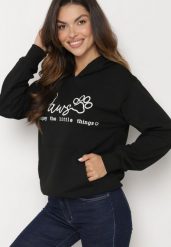 Czarna Bluza z Bawełną i Kapturem Ozdobiona Napisem Zalabina. Czarne bluzy damskie Born2be, l, z aplikacjami, z bawełny, z kapturem. Za 79.99 zł.
