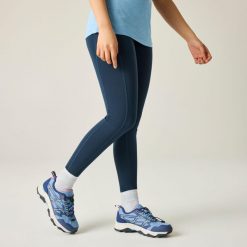 Buty damskie Blaze II. Niebieskie obuwie trekkingowe damskie Regatta, z gumy, bez zapięcia. Za 189.99 zł.
