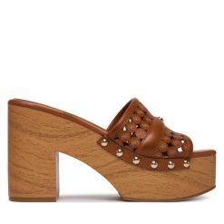 Klapki Guess. Brązowe klapki damskie Guess, z aplikacjami, bez obcasa, bez zapięcia. Za 639.99 zł.