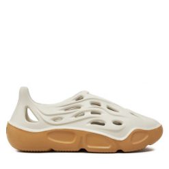 Półbuty Steve Madden. Białe półbuty damskie Steve Madden, bez wzorów, bez obcasa, na płaskiej podeszwie, bez zapięcia. Za 449.99 zł.