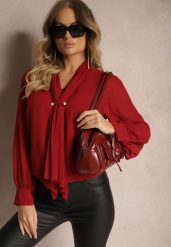 Bordowa Bluzka z Wiązaniem wokół Szyi i Plisowanym Rękawem Henokia. Czerwone bluzki damskie Renee, bez wzorów, eleganckie, bez kołnierzyka, bez ramiączek. Za 79.99 zł.