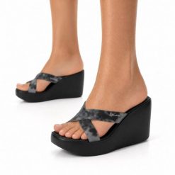 Klapki damskie na platformie Ipanema 83520 HIGH FASHION SLIDE FEM. Czarne klapki damskie Ipanema, bez wzorów, z materiału, bez obcasa, na platformie, bez zapięcia. Za 99.00 zł.