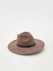 Wełniany kapelusz z paskiem - ciemnobrązowy. Brązowe kapelusze damskie Reserved, bez wzorów, z wełny. W wyprzedaży za 79.99 zł.