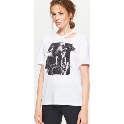 Koszulka z nadrukiem 2PAC - Biały. Koszulki damskie Cropp. W wyprzedaży za 19.99 zł.