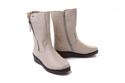 RIEKER Y4653-60 beige, kozaki damskie. Brązowe kozaki damskie Rieker, na zimę, z wełny, bez obcasa, na koturnie, bez zapięcia. Za 449.90 zł.