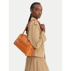 Torebka Coccinelle. Brązowe torebki klasyczne damskie Coccinelle, bez dodatków. Za 1,399.99 zł.
