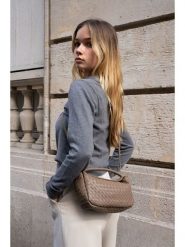 Victor & Hugo Paris Skórzana torebka "Arly" w kolorze szarobrązowym - 23 x 13 x 8 cm rozmiar: onesize. Brązowe torebki klasyczne damskie Victor & Hugo Paris, z materiału, przez ramię, bez dodatków. Za 387.24 zł.