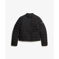 Damska kurtka puchowa Superdry City Fuji. Czarne kurtki damskie Superdry, bez wzorów, z puchu, bez kaptura. Za 518.40 zł.
