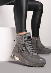 Szare Sneakersy na Koturnie za Kostkę z Metaliczną Ozdobą i Suwakiem Sinelara. Szare obuwie sportowe damskie Renee, z jeansu, za kostkę, bez zapięcia. Za 99.99 zł.