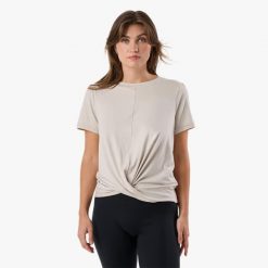 Koszulka treningowa damska Swedemount Core Wrap Soft Tee szybkoschnąca. Szare bluzki damskie SWEDEMOUNT, bez wzorów, sportowe, bez kołnierzyka, bez ramiączek. W wyprzedaży za 71.99 zł.