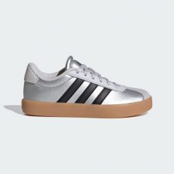 Buty VL Court 3.0. Czarne obuwie sportowe casual damskie Adidas, z zamszu, bez zapięcia, na jogę i pilates. W wyprzedaży za 164.25 zł.