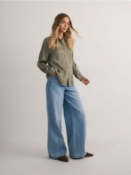 Koszula z wiskozy - ciemnozielony. Zielone koszule damskie Reserved, l, bez wzorów, z wiskozy, bez kołnierzyka, bez ramiączek. W wyprzedaży za 59.99 zł.