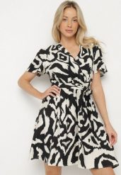 Czarna Kopertowa Sukienka z Wiskozy w Abstrakcyjny Wzór Fenilsa. Czarne sukienki damskie Born2be, bez wzorów, z wiskozy, eleganckie, bez ramiączek. Za 89.99 zł.