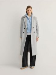 Dwurzędowy płaszcz - jasnoszary. Szare płaszcze damskie Reserved, l, bez wzorów, z tkaniny, bez kaptura. W wyprzedaży za 69.99 zł.