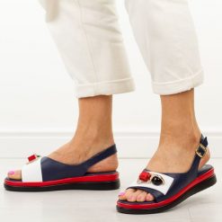 Granatowe skórzane sandały damskie Jezzi 18-50. Brązowe sandały damskie Jezzi, bez wzorów, z jeansu, bez obcasa, bez zapięcia. Za 269.00 zł.