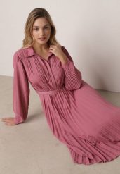 Fuksjowa Sukienka Plisowana o Koszulowym Kroju z Paskiem z Klamrą Efronta. Czerwone sukienki damskie Born2be, z aplikacjami, z jeansu, eleganckie, bez ramiączek. Za 129.99 zł.