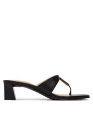 Guess Japonki FLJYZA LEA03 Czarny. Czarne klapki damskie Guess, z aplikacjami, ze skóry, bez obcasa, bez zapięcia. Za 559.99 zł.