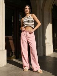 Jeansy wide leg high waist z materiałowym paskiem - różowy. Czerwone jeansy damskie Sinsay, z podwyższonym stanem. Za 59.99 zł.