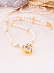 L'Atelier de Gaia Pozłacany naszyjnik z elementami ozdobnymi - dł. 45 cm rozmiar: onesize. Białe naszyjniki damskie L'Atelier de Gaia, z perłą, pozłacane. Za 109.52 zł.