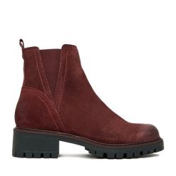 Botki Lasocki. Czerwone botki damskie Lasocki, bez obcasa, na płaskiej podeszwie, bez zapięcia. Za 249.99 zł.