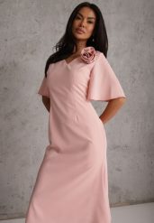 Różowa Zwiewna Sukienka Wieczorowa VICES z Aplikacją 3D w Kształcie Kwiatu Themira. Czerwone sukienki damskie Renee, z aplikacjami, eleganckie, bez ramiączek. Za 149.99 zł.