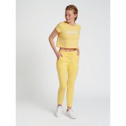 Damska koszulka crop top Hummel Legacy. Żółte koszulki damskie Hummel, l, bez wzorów, bez kołnierzyka, bez ramiączek. Za 91.50 zł.