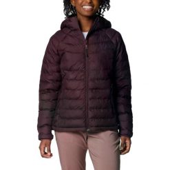 Kurtka COLUMBIA POWDER LITE II HOODED JACKET Bordeaux. Czerwone kurtki damskie Columbia, bez wzorów, z syntetyku, bez kaptura. Za 660.36 zł.