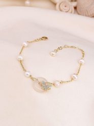 Pierres de Jade Pozłacana bransoletka z cyrkoniami i kwarcem rozmiar: onesize. Białe bransoletki damskie Pierres de Jade, pozłacane. Za 56.99 zł.