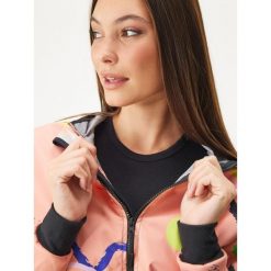 Damska kurtka softshellowa bez ocieplenia elastyczna Basic, morelowy, Fantazie. Brązowe kurtki damskie Unuo, na jesień, xs, bez wzorów, z softshellu, bez kaptura. Za 302.00 zł.