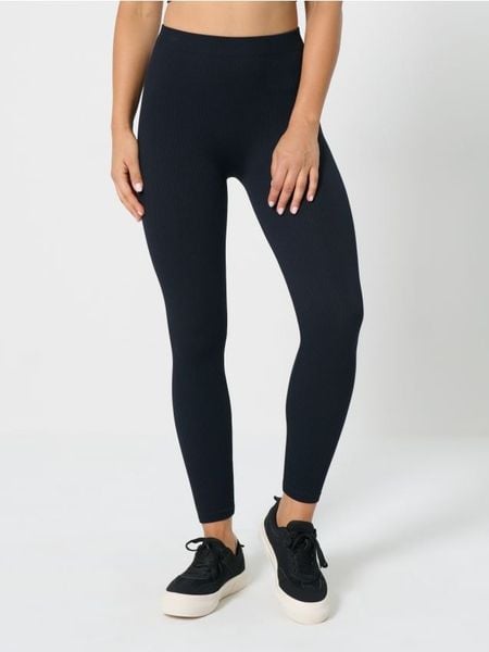 Sportowe legginsy bezszwowe - czarny. Czarne legginsy damskie Sinsay, l, bez wzorów. Za 35.99 zł.