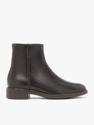 Ciemnobrązowe płaskie botki. Brązowe botki damskie Ryłko, ze skóry, eleganckie, za kostkę, bez obcasa, na płaskiej podeszwie, bez zapięcia. Za 479.99 zł.