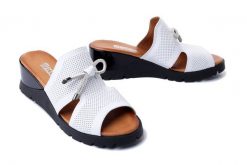 ARTIKER RELAKS 52C0500 biały, klapki damskie. Białe klapki damskie Artiker Relaks, bez wzorów, ze skóry, bez obcasa, na koturnie, bez zapięcia. Za 119.94 zł.