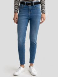 Jeansy damskie z wysokim stanem niebieskie Adela High Waist 137. Niebieskie jeansy damskie Big Star, bez wzorów, z jeansu, z podwyższonym stanem. W wyprzedaży za 119.99 zł.