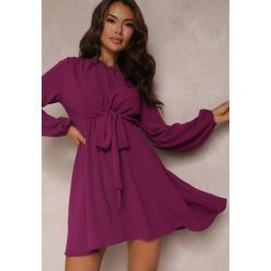 Fioletowa Sukienka Rozkloszowana z Gumką w Pasie Thelo. Fioletowe sukienki damskie Renee, bez wzorów, z tkaniny, eleganckie, bez ramiączek. W wyprzedaży za 63.99 zł.