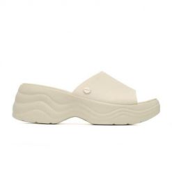 Klapki damskie Crocs Skyline Slide. Brązowe klapki damskie Crocs, bez wzorów, z materiału, bez obcasa, bez zapięcia. Za 197.99 zł.